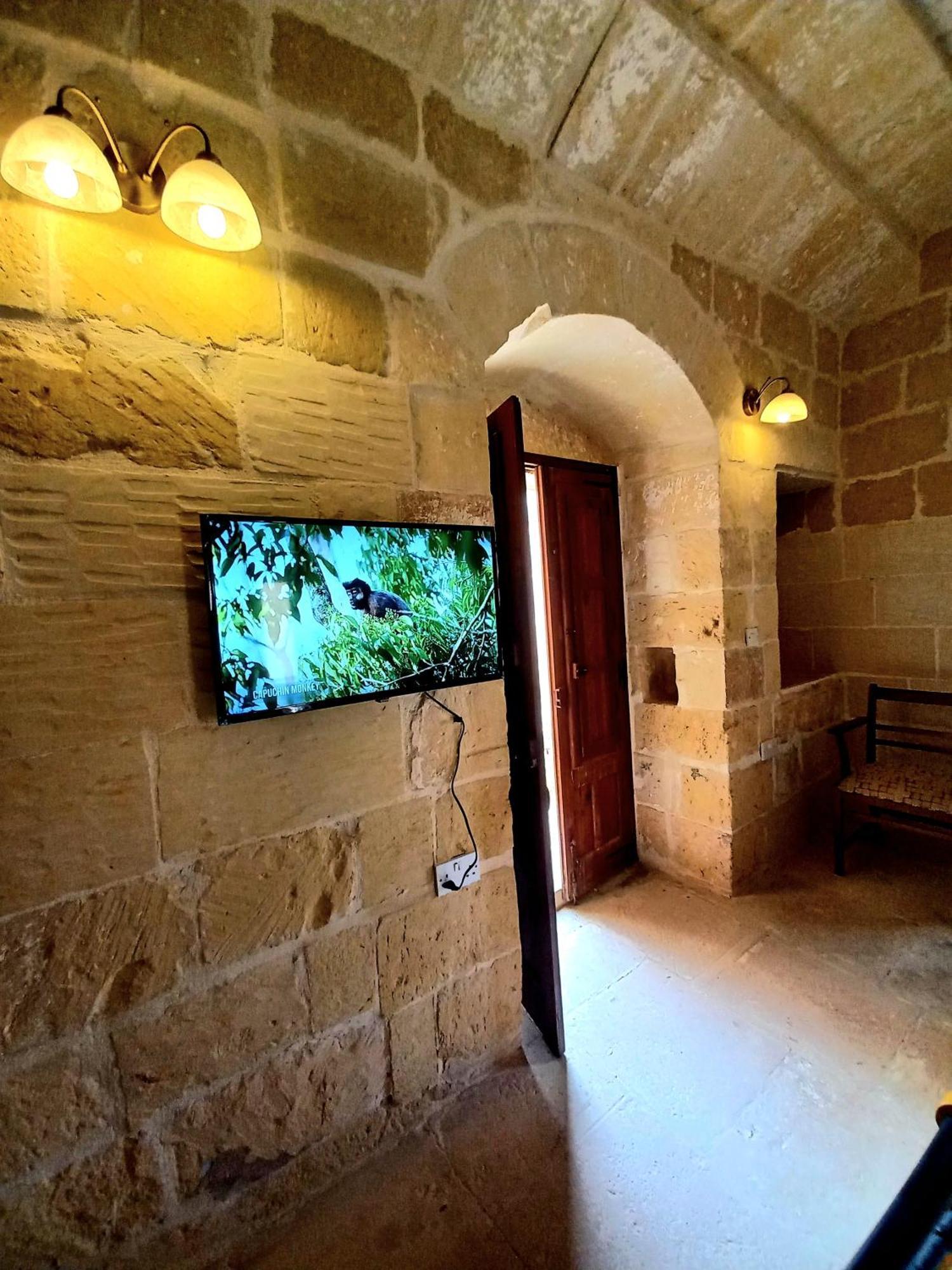 Ta Majsi Farmhouse With Indoor Heated Pool San Lawrenz Exterior photo