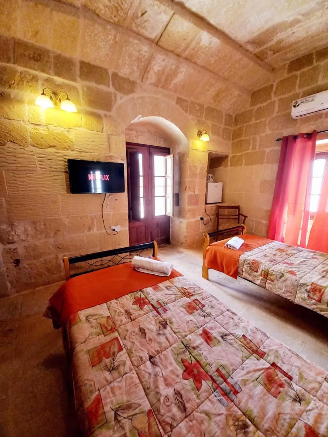 Ta Majsi Farmhouse With Indoor Heated Pool San Lawrenz Exterior photo